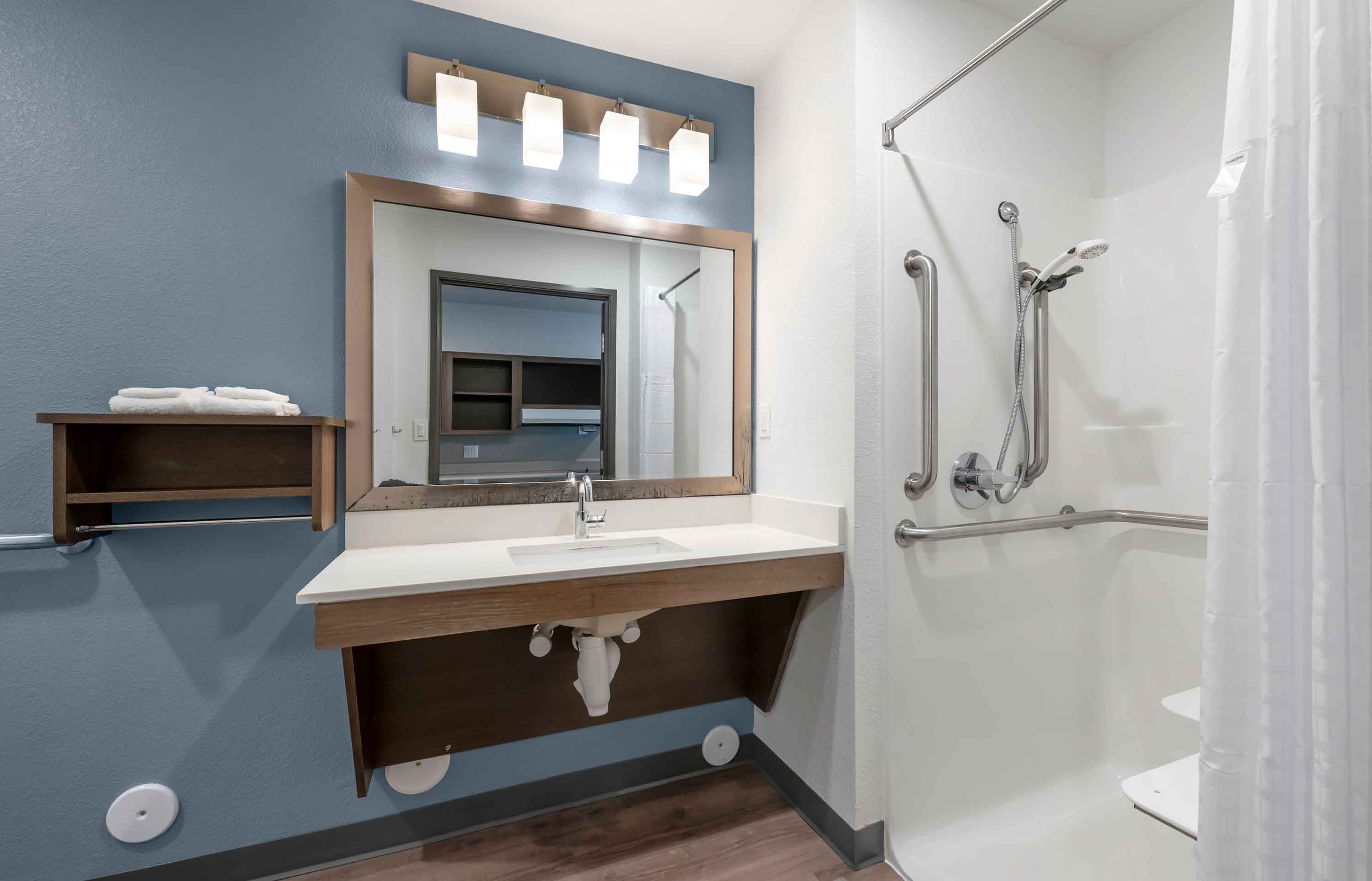 Deluxe Studio - 1 Queen Bed