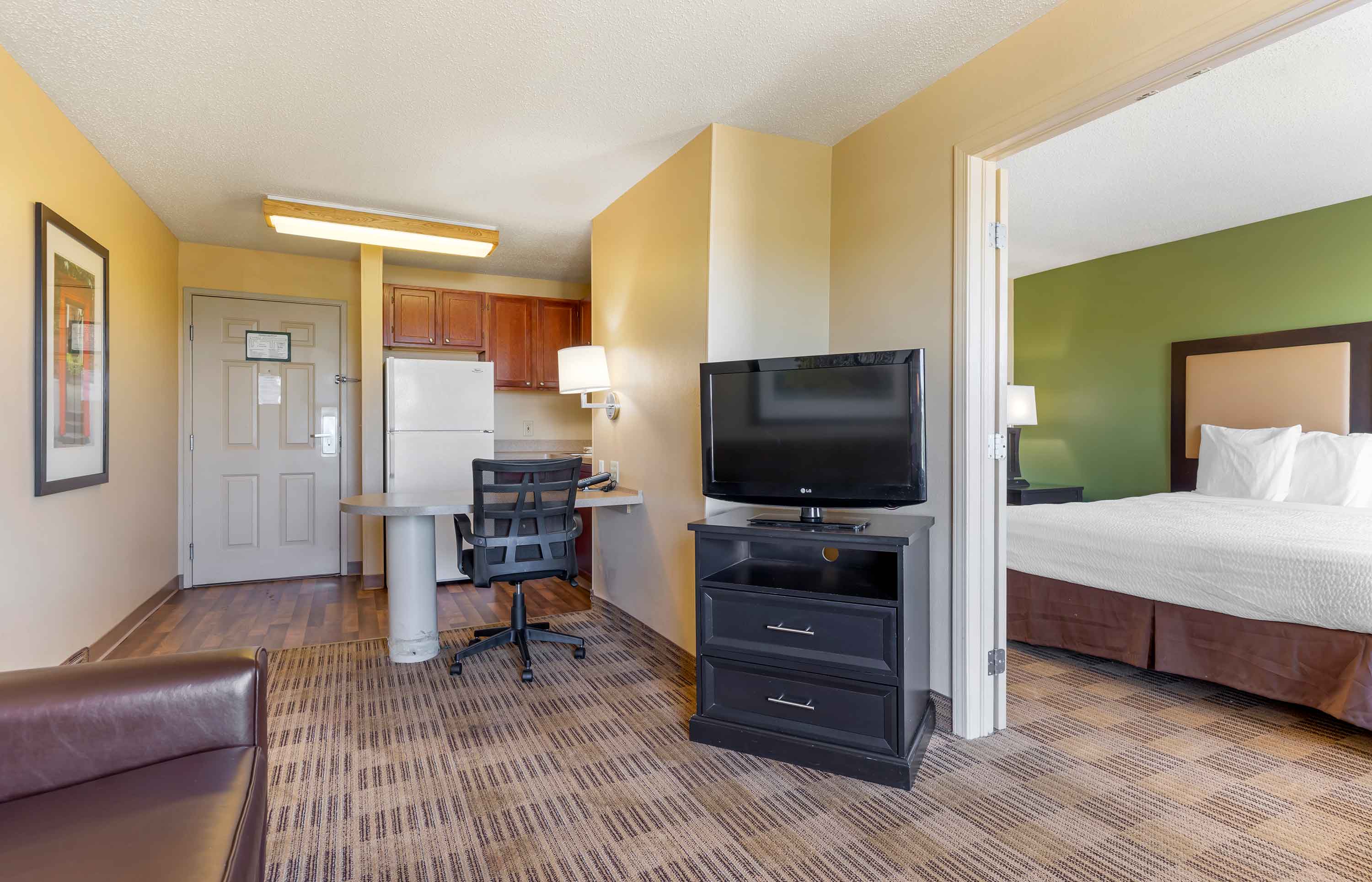 1 Bedroom Suite - 1 King Bed