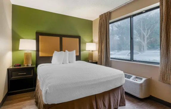 Deluxe Studio - 1 Queen Bed