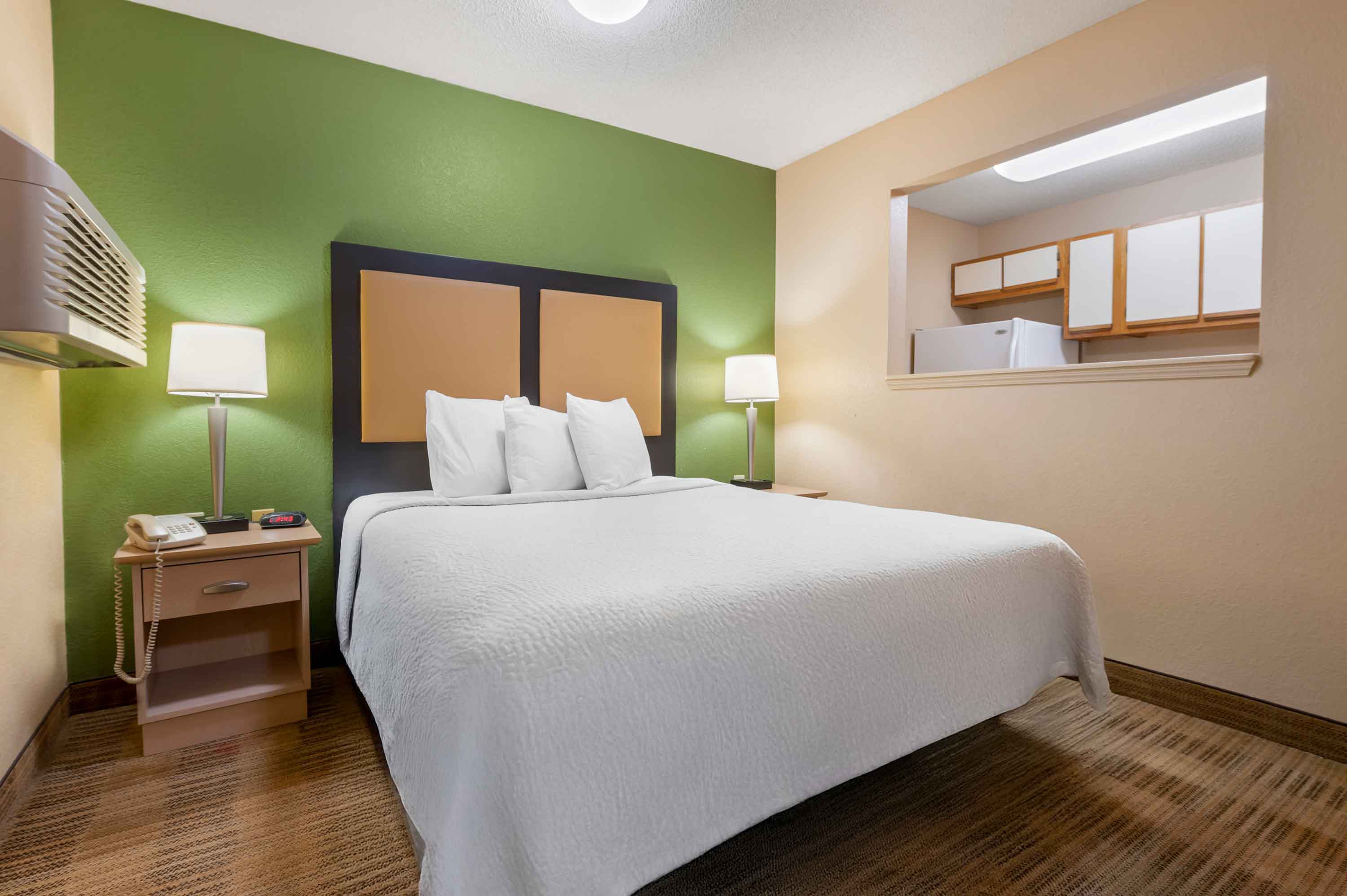 Deluxe Studio - 1 Queen Bed