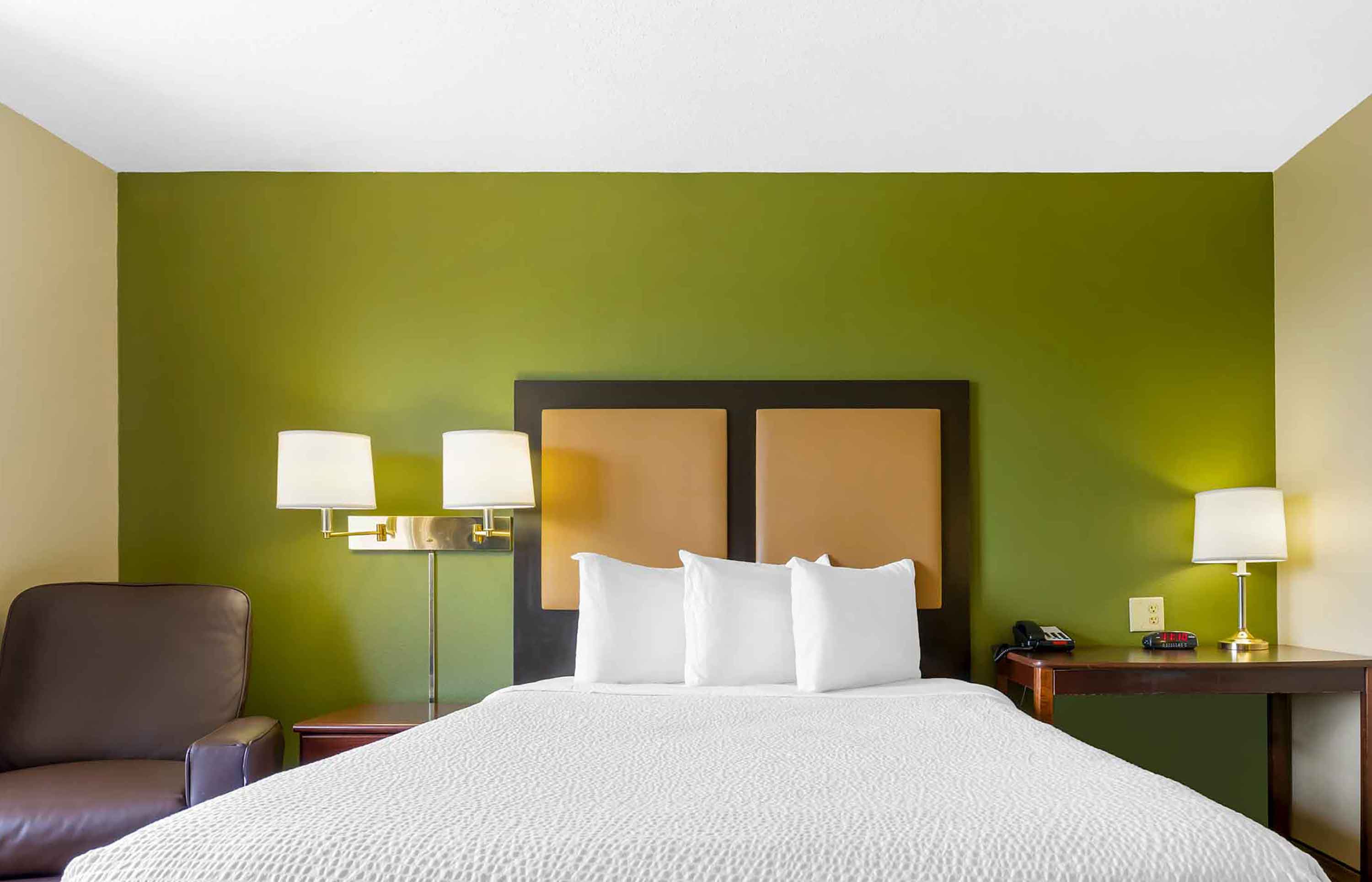 Deluxe Studio - 1 Queen Bed