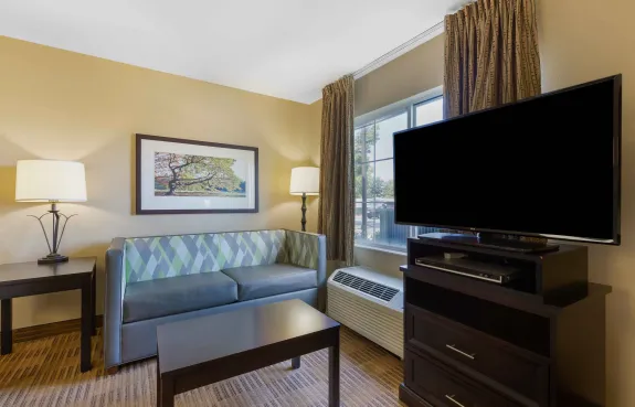 Deluxe Studio - 1 Queen Bed