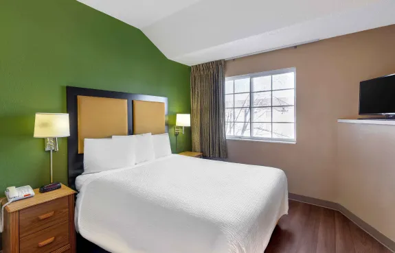 1 Bedroom Suite - 1 Queen Bed